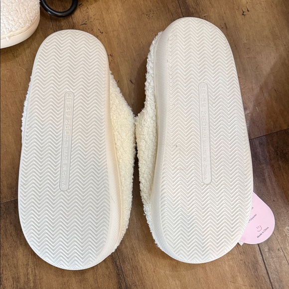 Cozy Holiday Slippers with Festive Design - Picture 2 of 2